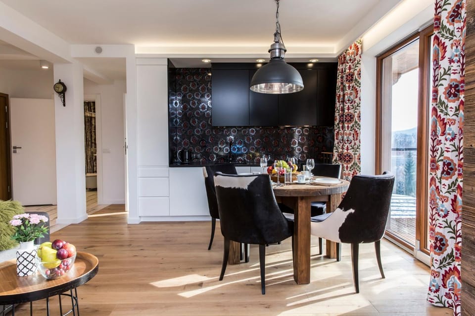 Kitchen or kitchenette, Living room, Seating area, Dining area