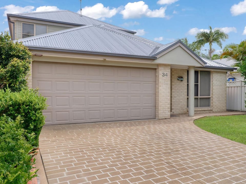 Spacious Modern Walk to the Beach House in Nelson Bay