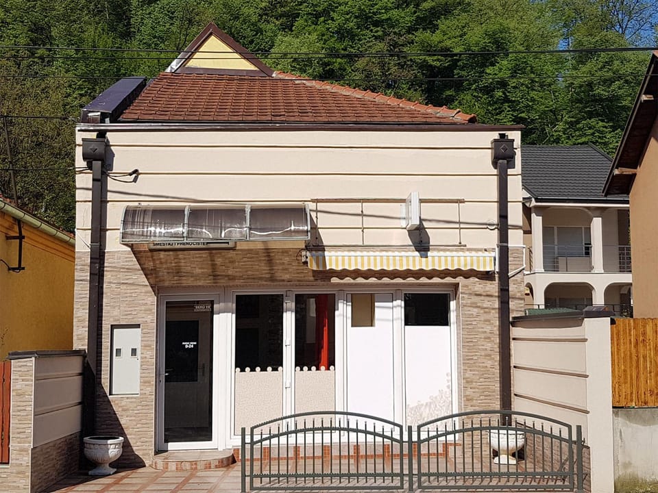 Patio, Facade/entrance