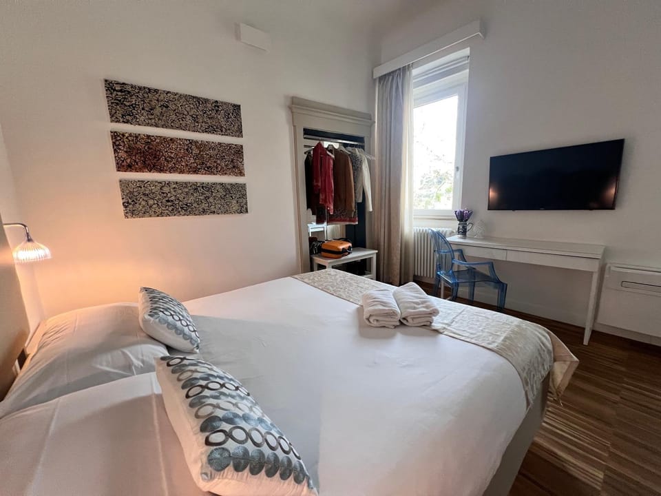 Bed, Photo of the whole room, furniture