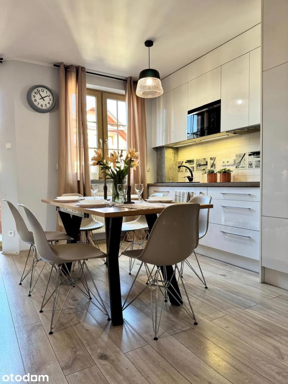 Kitchen or kitchenette, Dining area, microwave