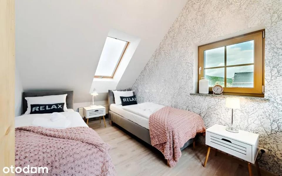 Bed, Seating area, Bedroom