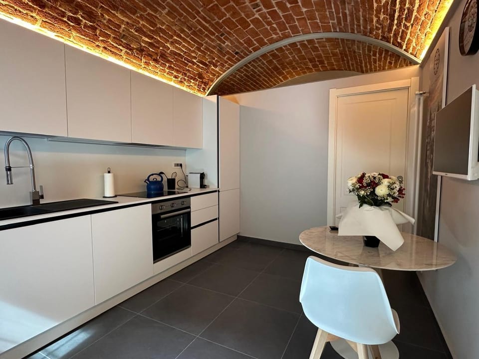 Coffee/tea facilities, Kitchen or kitchenette, Dining area, dishwasher, oven, stove