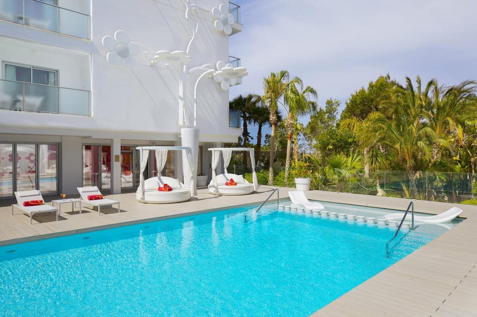 Garden, Balcony/Terrace, Swimming pool, Drinks