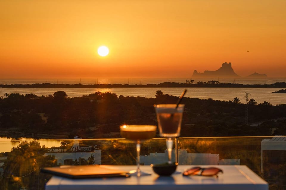 Restaurant/places to eat, View (from property/room), Balcony/Terrace, Lounge or bar, Dining area, Sea view, Drinks