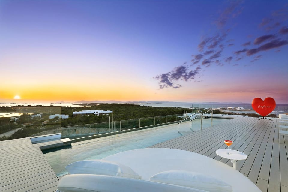 View (from property/room), Balcony/Terrace, Sea view, Swimming pool, Drinks