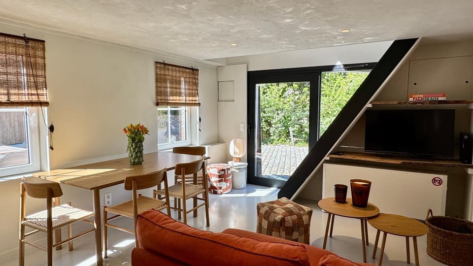 TV and multimedia, Living room, Seating area, Dining area