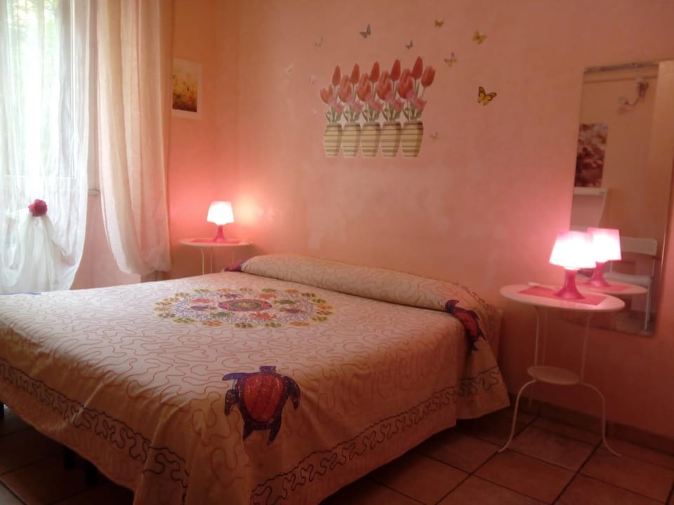Photo of the whole room, Bedroom