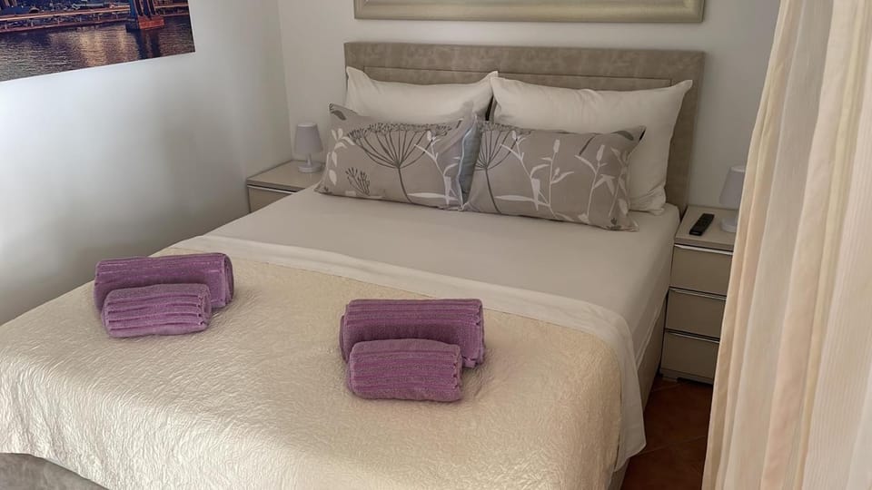 Bed, Bedroom, towels
