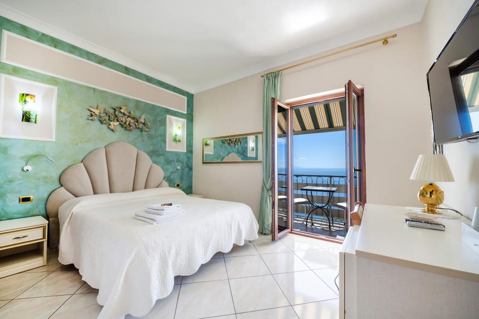 Bed, Natural landscape, TV and multimedia, Photo of the whole room, Bedroom, Sea view