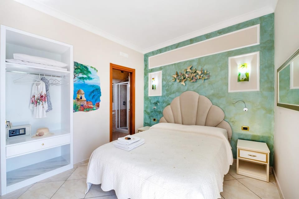 Bed, Photo of the whole room, Decorative detail, Bedroom, wardrobe