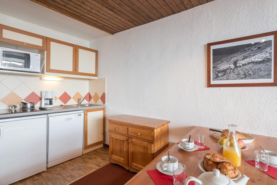 Kitchen or kitchenette, Food and drinks, Dining area, Food, minibar, oven, stove