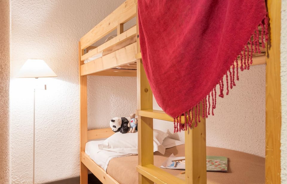 Bed, Photo of the whole room, Bedroom, bunk bed, towels