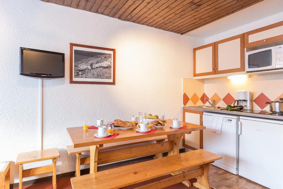 TV and multimedia, Kitchen or kitchenette, Living room, Food and drinks, Seating area, Dining area, Food, minibar, oven