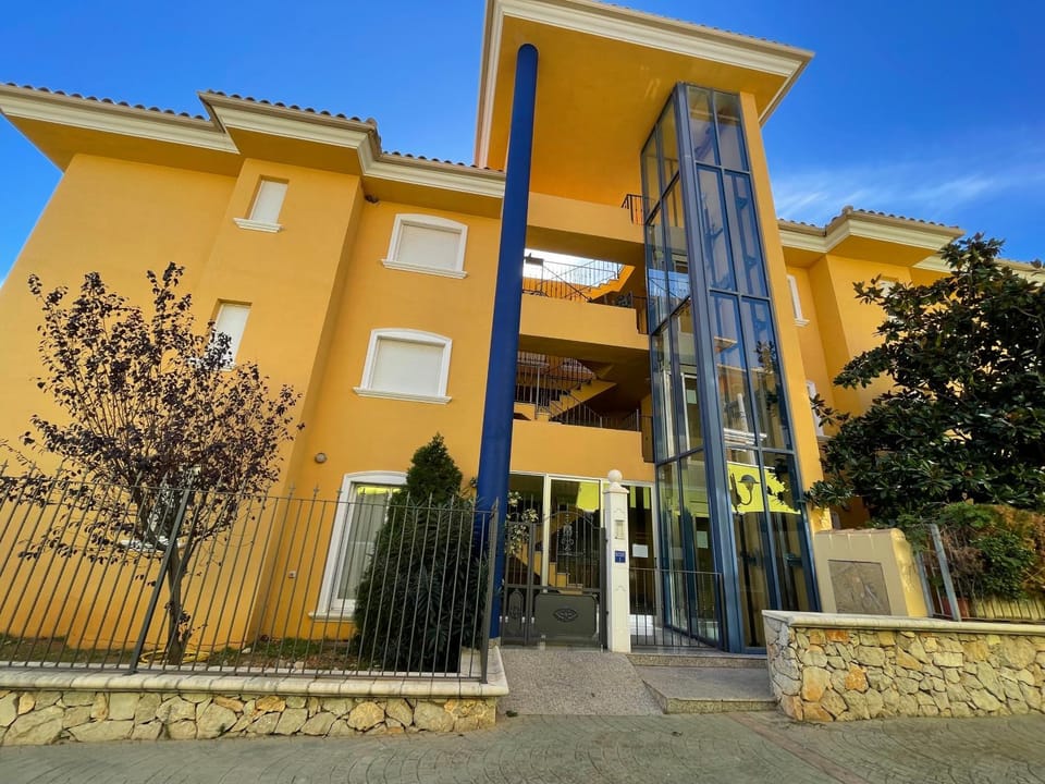 Facade/entrance, Off site