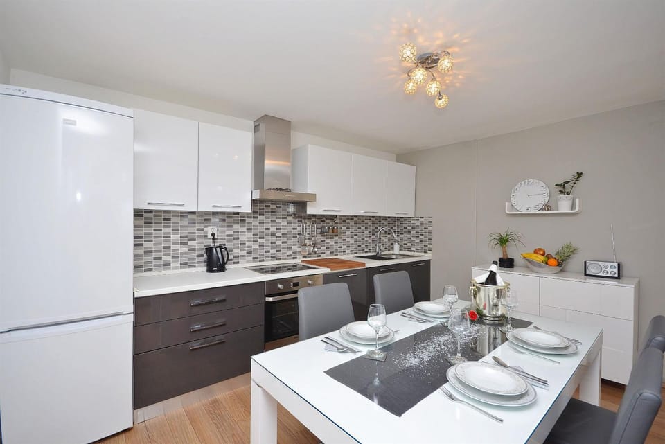 Kitchen or kitchenette, Dining area