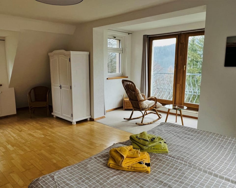 Bed, Photo of the whole room, Seating area, Bedroom