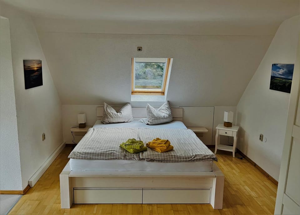 Bed, Bedroom, towels