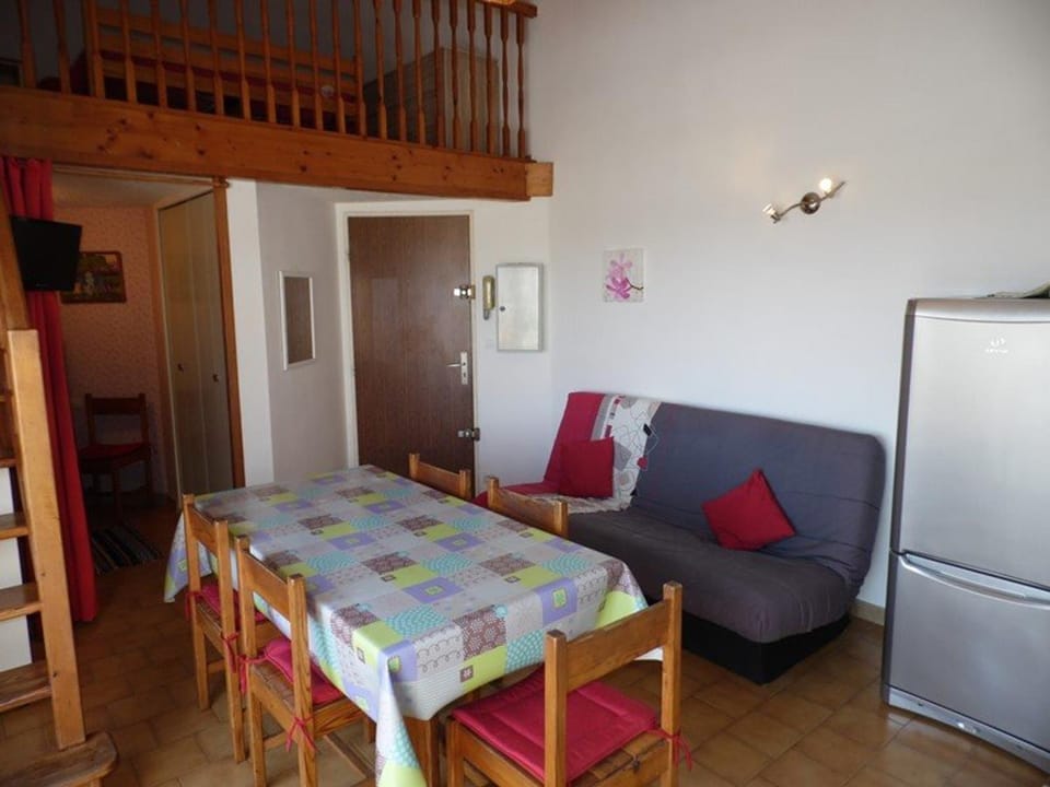 Appartement studio cabine mezzanine, 4-6 couchages, parking privé, proche plage - FR-1-326-592 Cabin in Marseillan