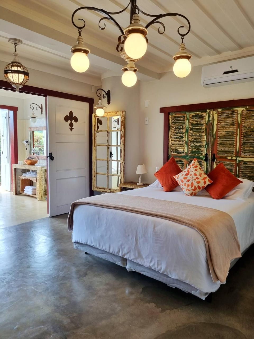 Bed, Photo of the whole room, Bedroom, air conditioner