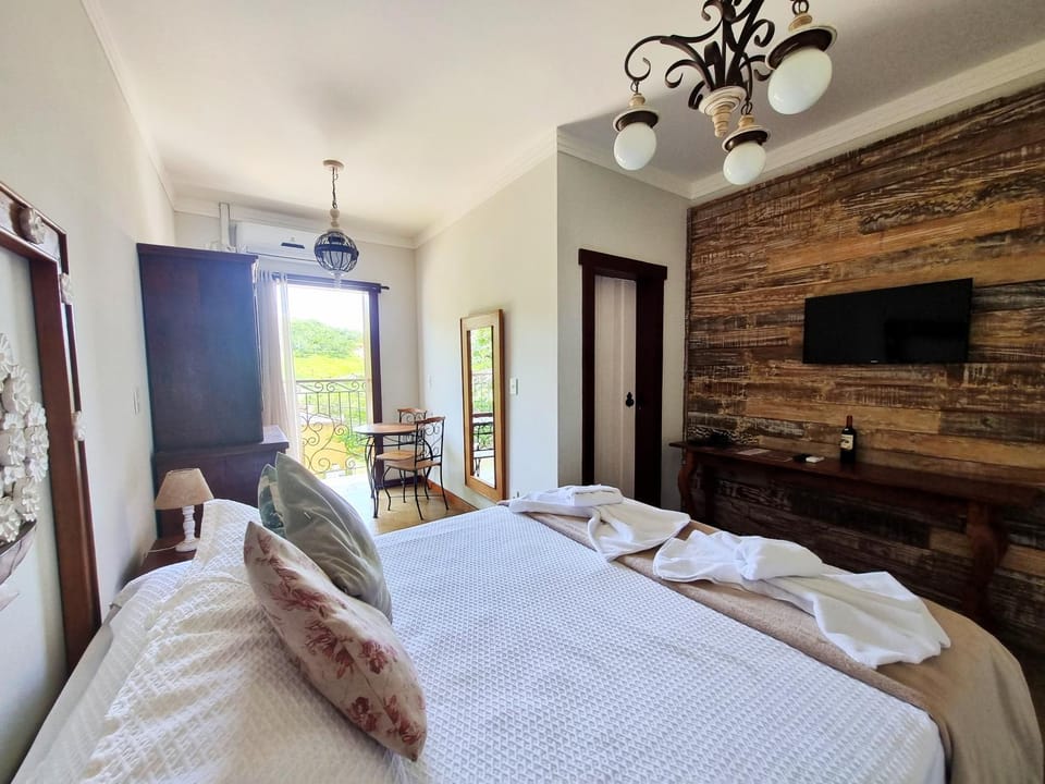 Bed, TV and multimedia, Photo of the whole room, Bedroom, towels, air conditioner