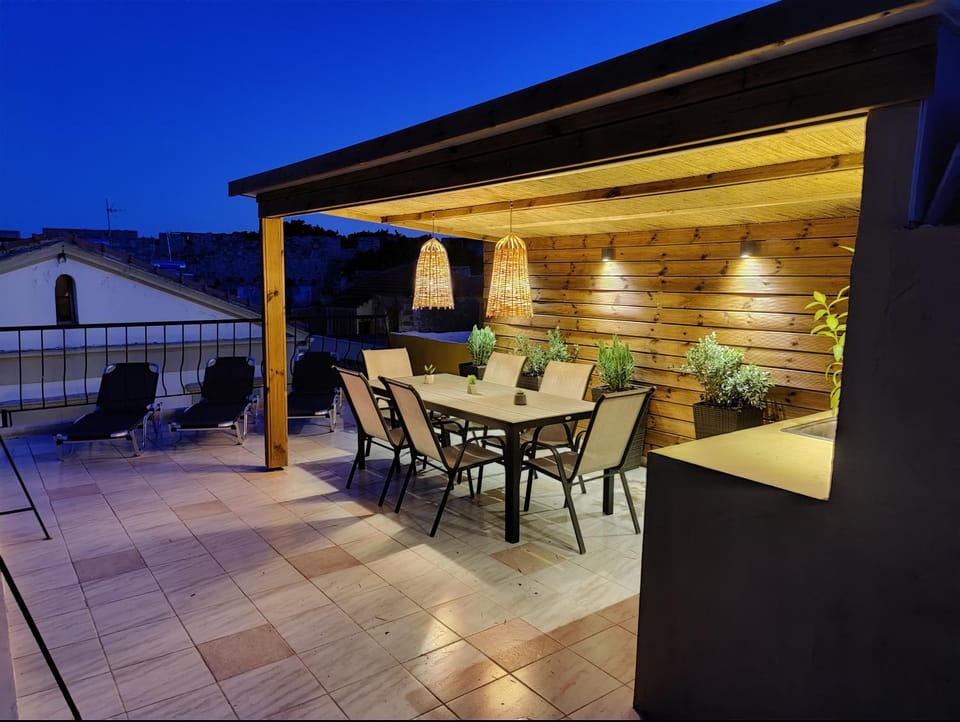 Balcony/Terrace, Seating area, Dining area, Lake view