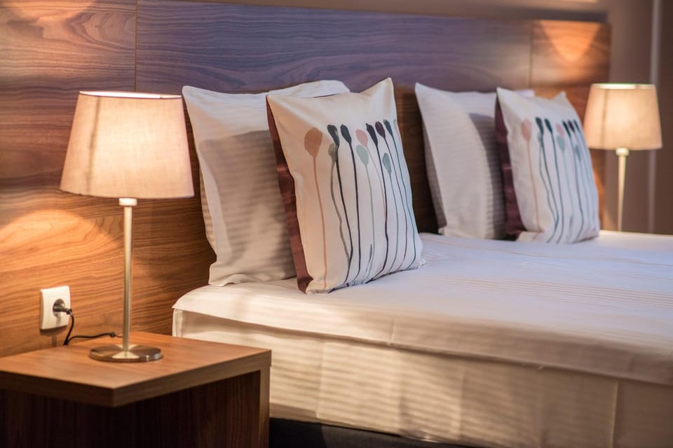 Bed, Photo of the whole room, Decorative detail, Bedroom, young children, older children, group of guests, Family