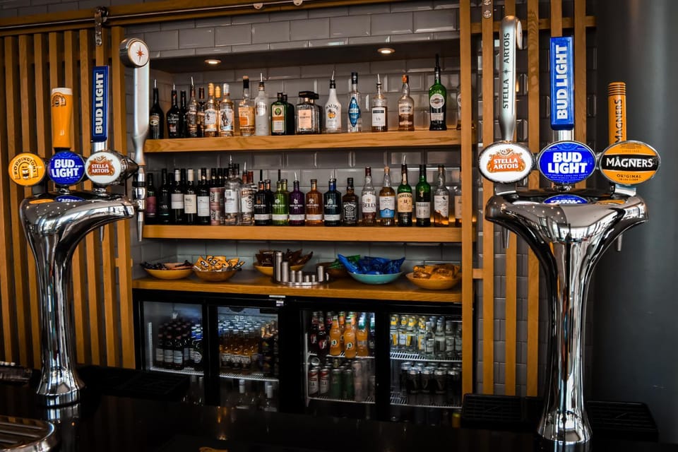 Lounge or bar, Drinks, Alcoholic drinks