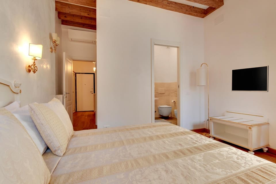 Bed, Bathroom, TV and multimedia, Photo of the whole room, Decorative detail, Bedroom