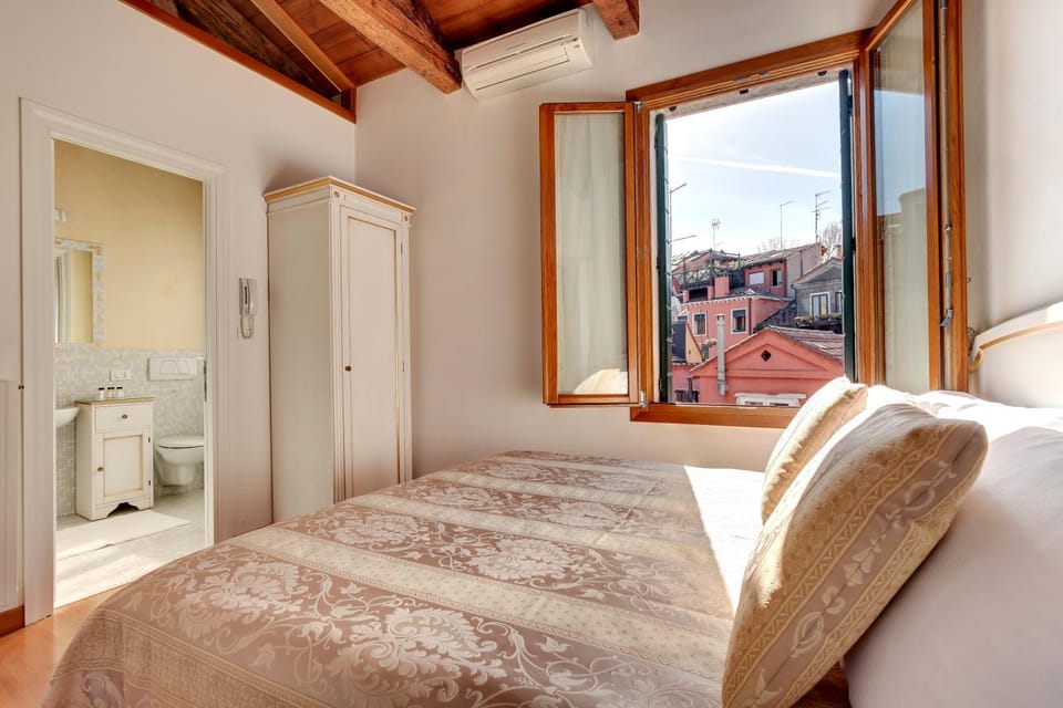 Bedroom, City view
