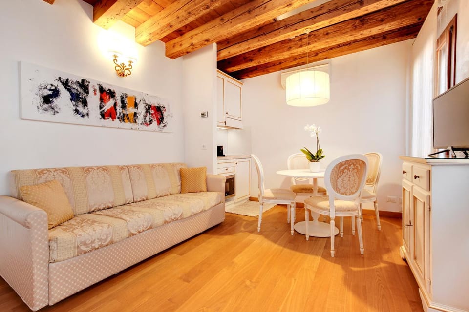Nikki House Apartment in Venice