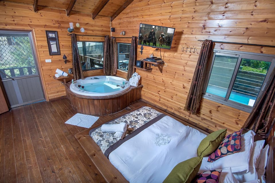 Hot Tub, Living room, Bedroom