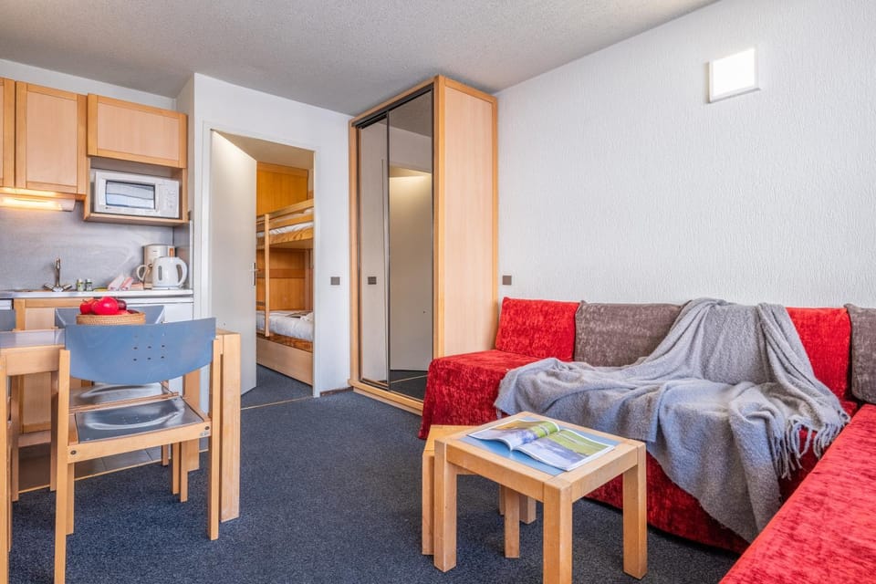 Bed, Kitchen or kitchenette, Living room, Photo of the whole room, Seating area, Dining area, Bedroom, oven, stove