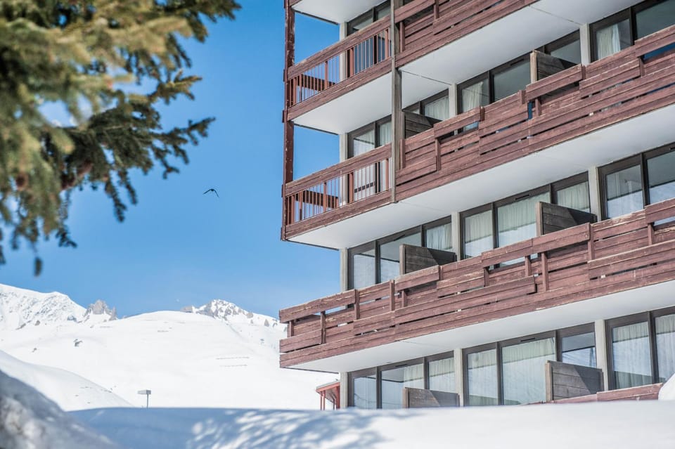 Property building, Facade/entrance, Day, Natural landscape, Winter, View (from property/room), Balcony/Terrace, Mountain view