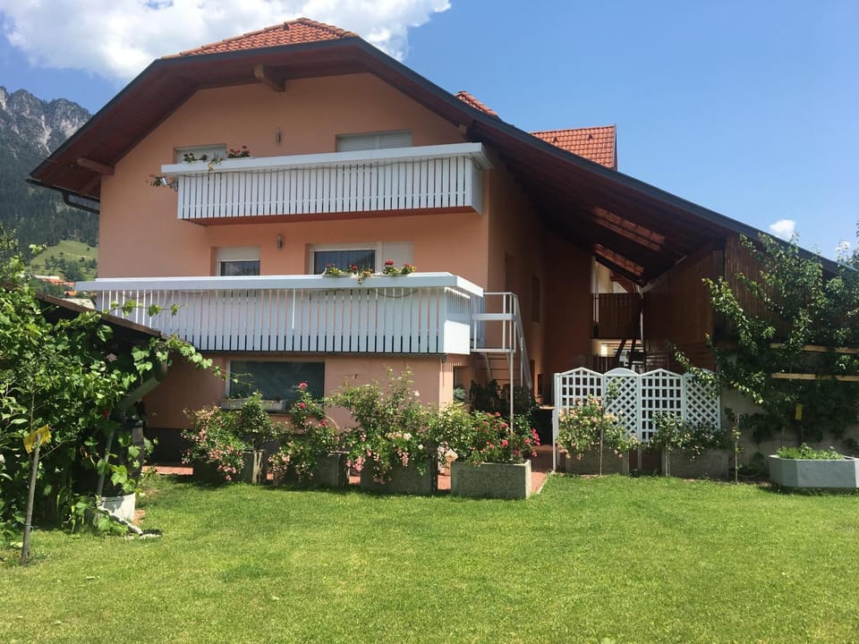 Patio, Facade/entrance, Garden, Balcony/Terrace, On site, Garden view, Mountain view, Street view