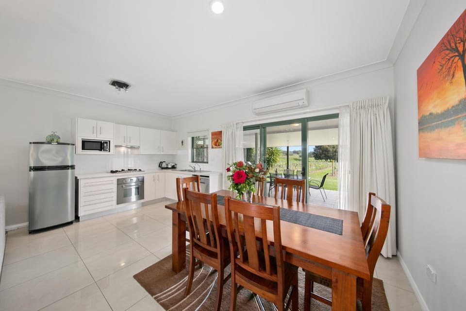 Kitchen or kitchenette, Dining area, dishwasher, hair dresser, minibar, pet friendly, stove, toaster
