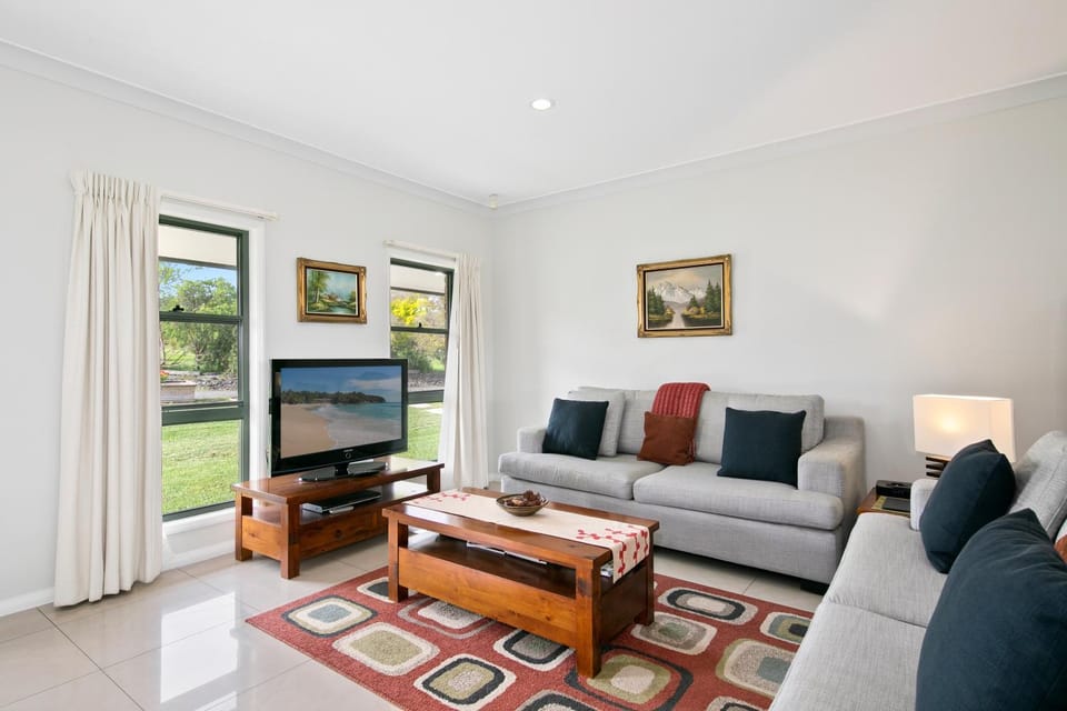 TV and multimedia, Living room, Seating area, hair dresser