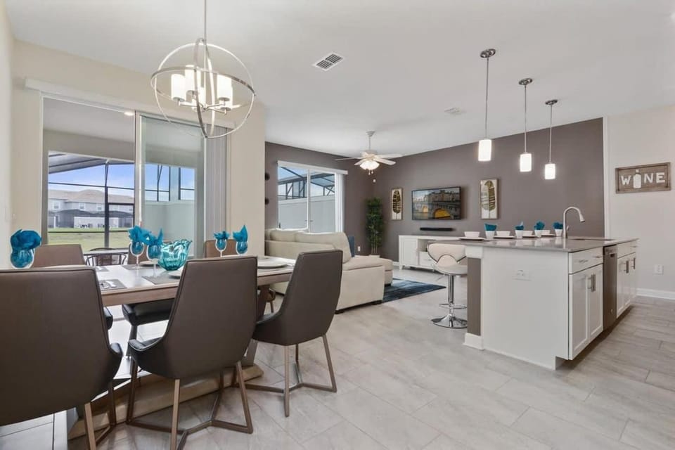 Four Bedrooms with Screen PoolStoreyLake 4910 House in Kissimmee
