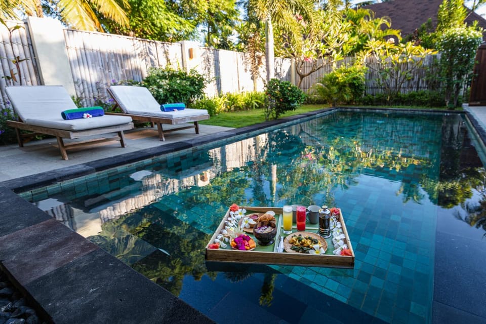 Garden, Garden, Food and drinks, Food and drinks, Pool view, Swimming pool