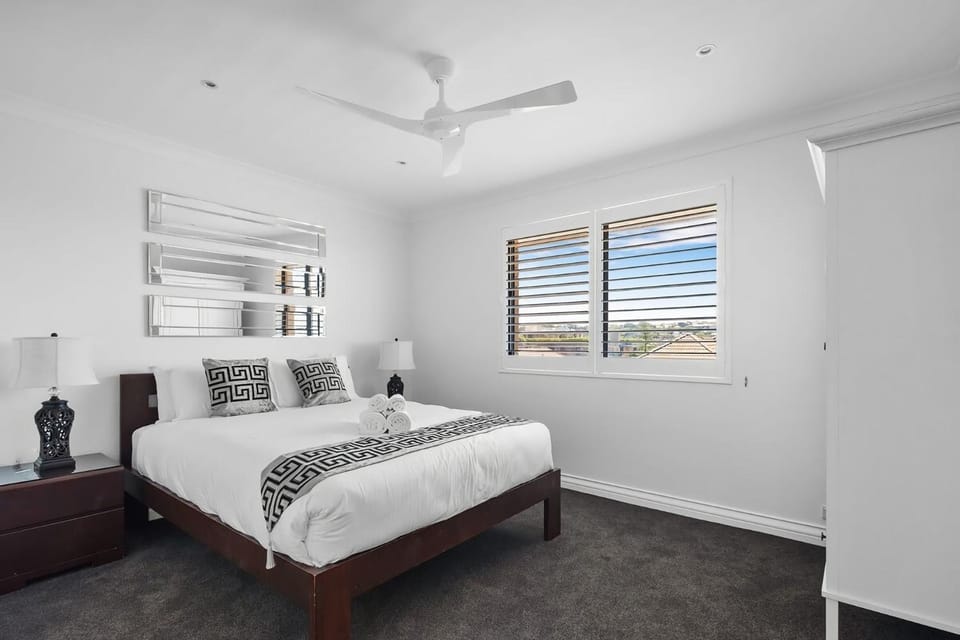 Dream View Steps from the Beach Apartment in Sydney