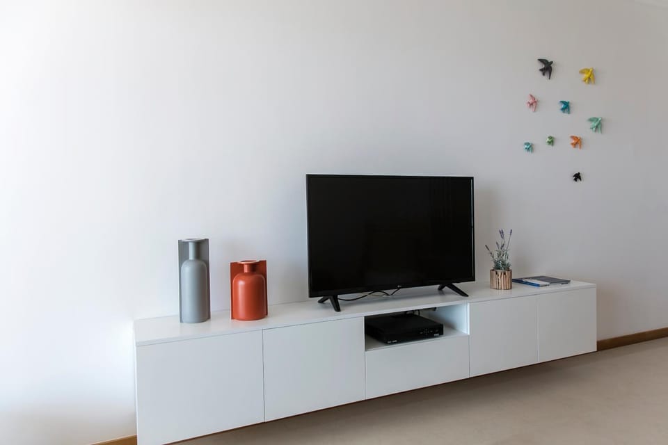 Restaurant/places to eat, Communal lounge/ TV room, Spring, Day, Natural landscape, Beach, On site, Sea view, Swimming pool