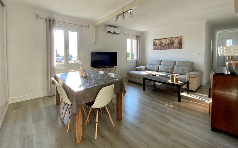 TV and multimedia, Living room, Dining area, Garden view, Sea view, Street view, air conditioner