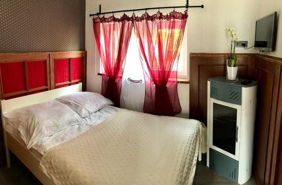 Bed, TV and multimedia, Photo of the whole room, Bedroom, wardrobe