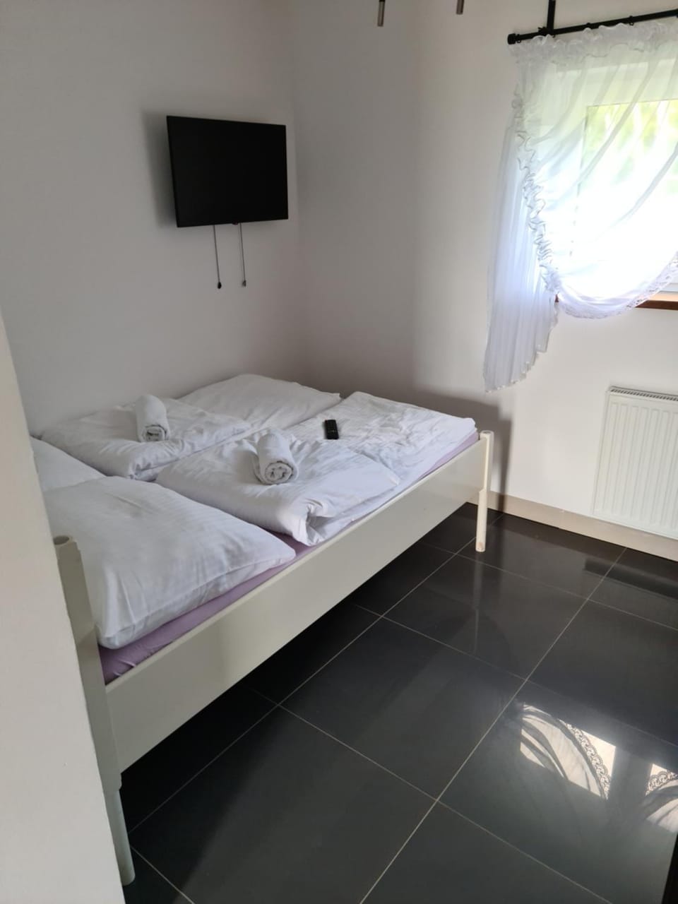 Bed, TV and multimedia, Photo of the whole room, Bedroom, towels