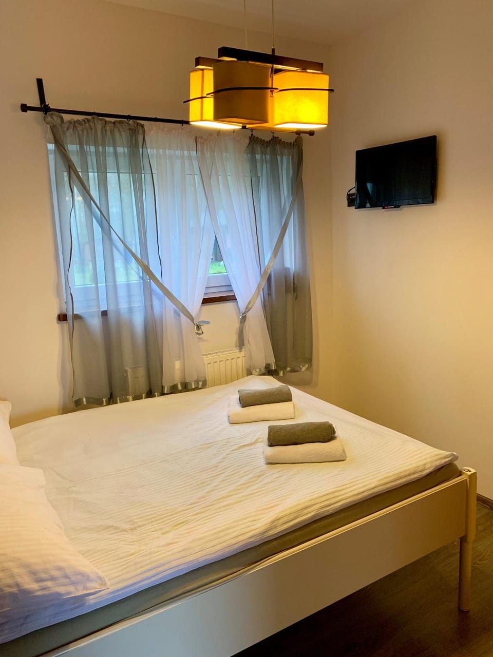 Bed, TV and multimedia, Photo of the whole room, Bedroom, towels