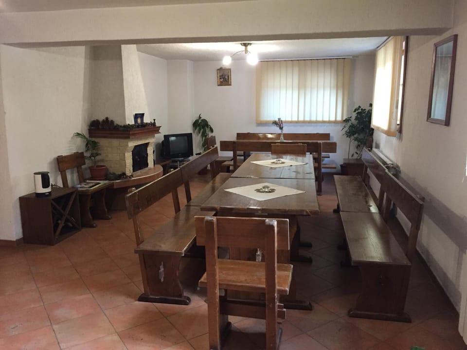 Communal lounge/ TV room, Banquet/Function facilities, Communal kitchen