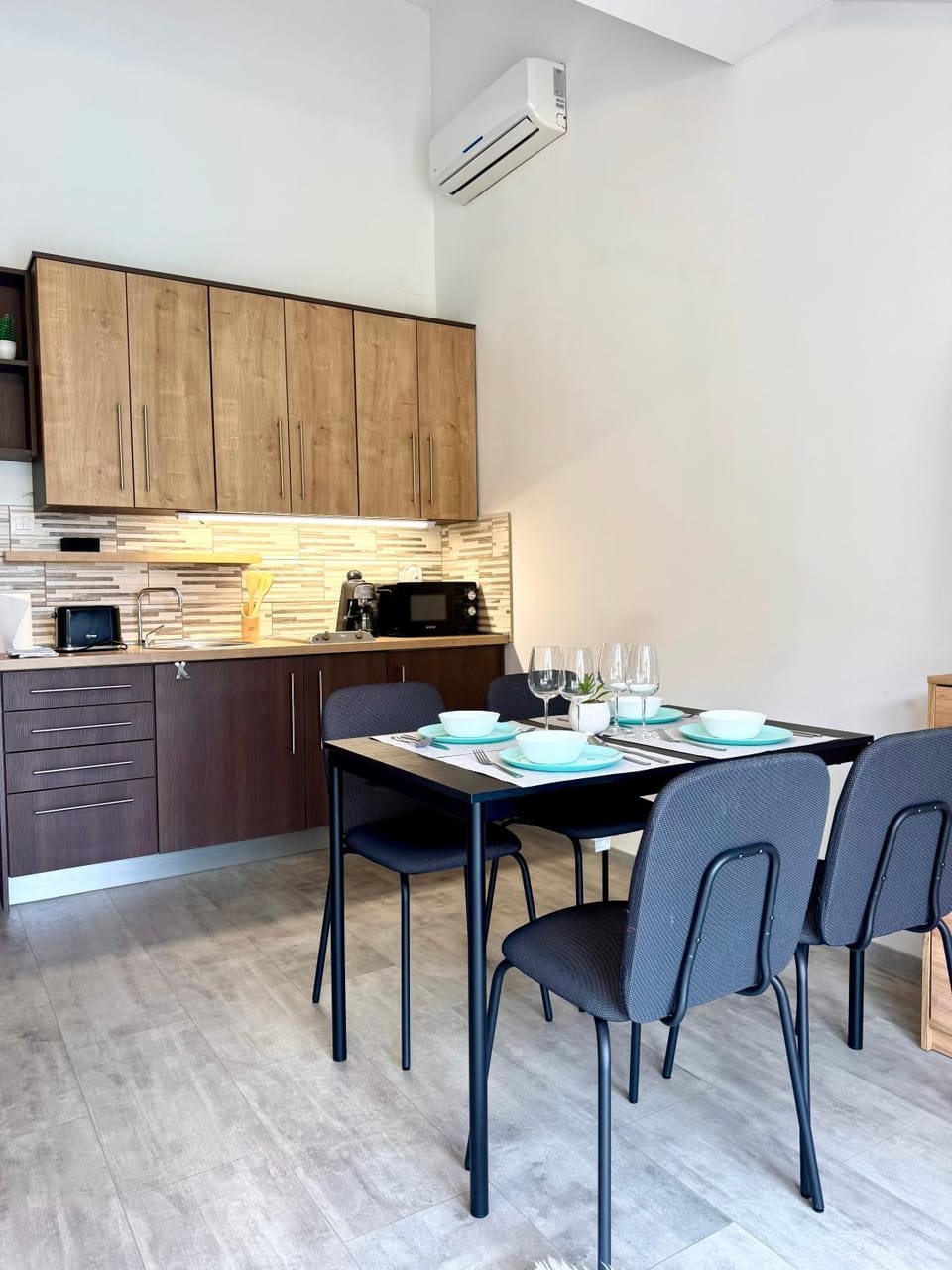 Kitchen or kitchenette, Dining area, air conditioner