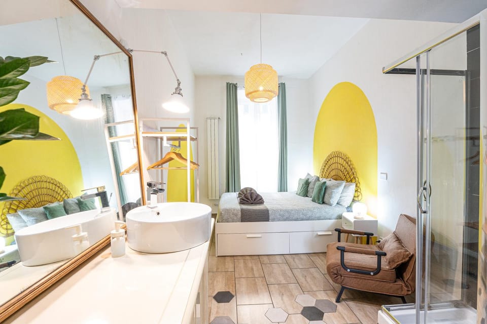 Shower, Bed, Bedroom, towels