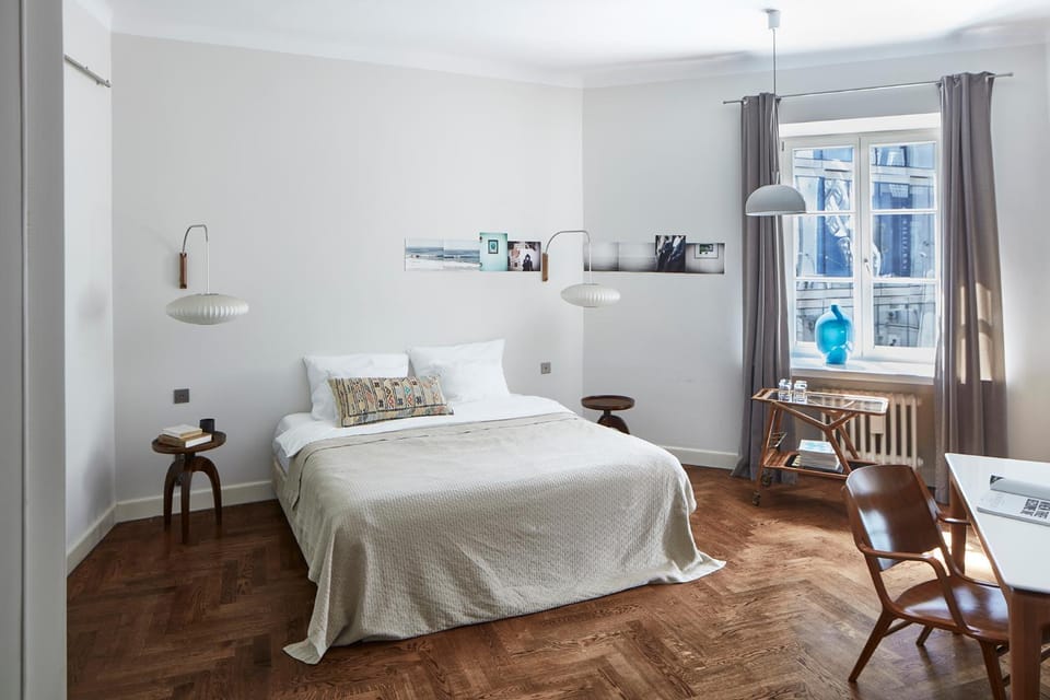 Bed, Living room, Decorative detail, Seating area