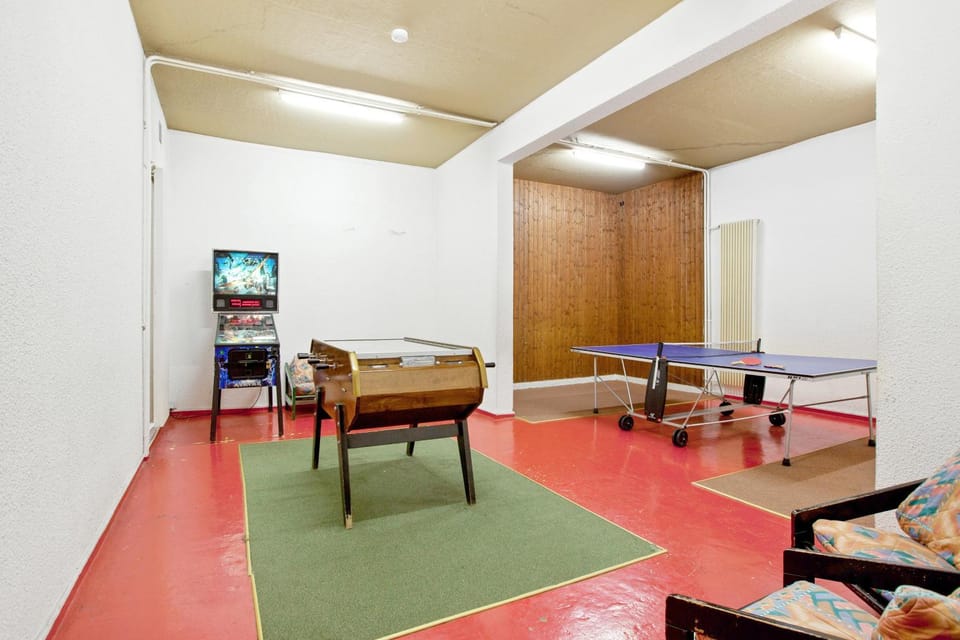 Communal lounge/ TV room, Game Room, Table tennis, Seating area, On site, Area and facilities, Area and facilities